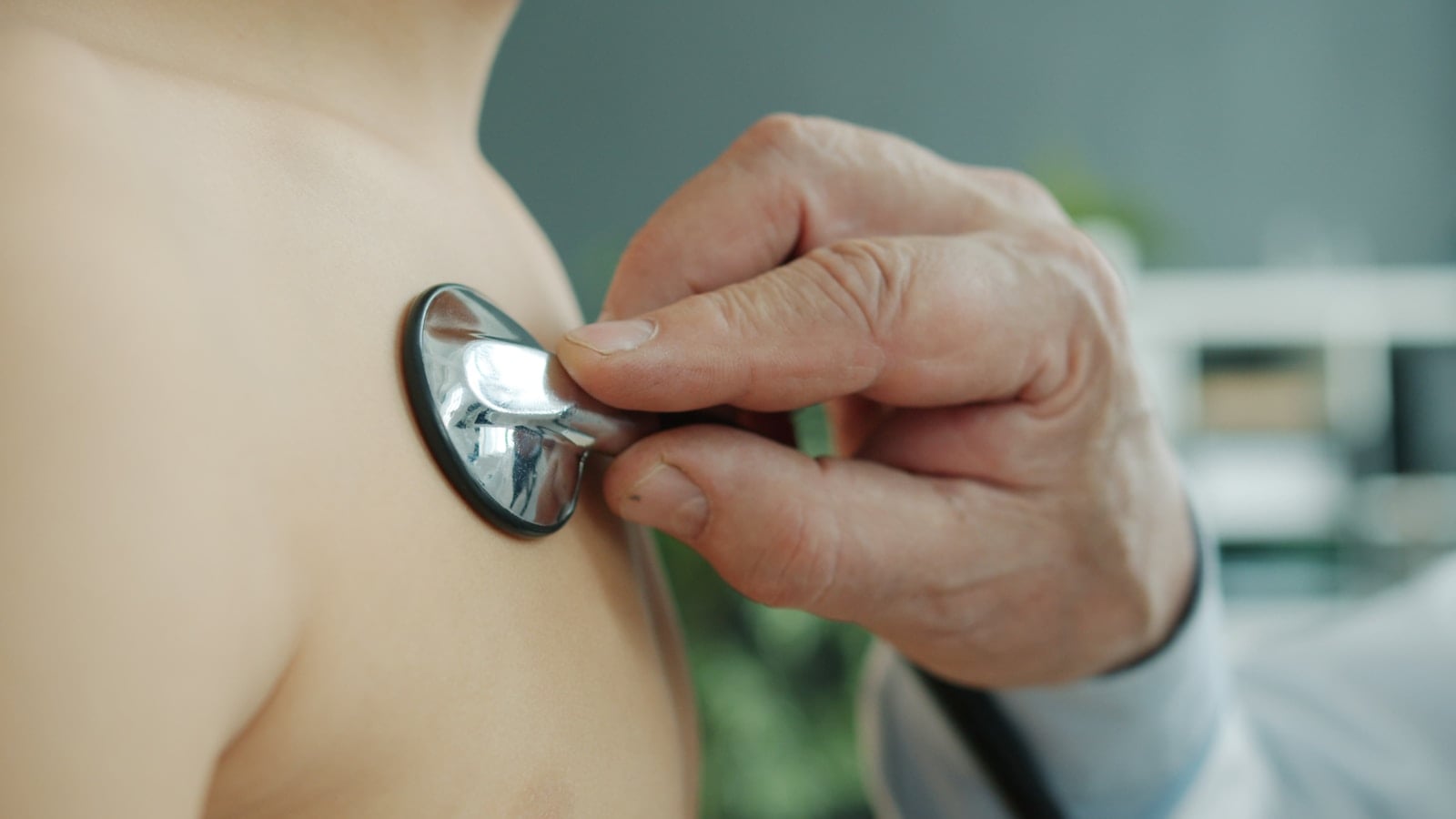 Médecin auscultant un patient au stéthoscope