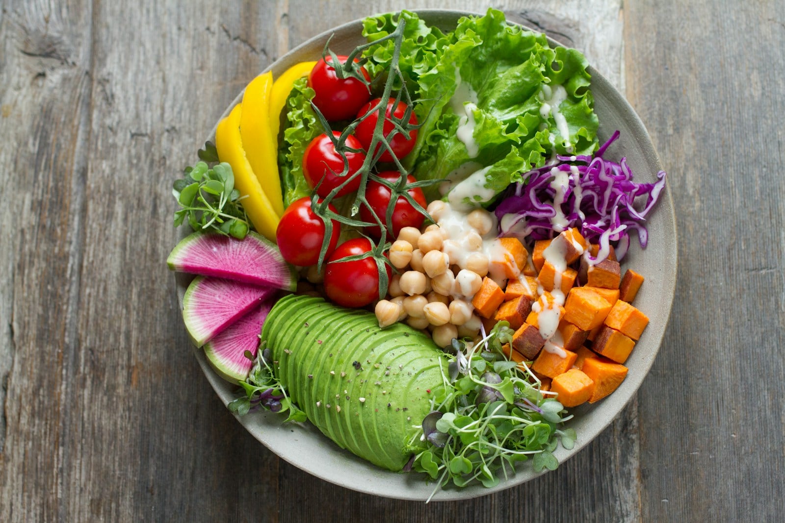 Assiette équilibrée de légumes frais et de céréales